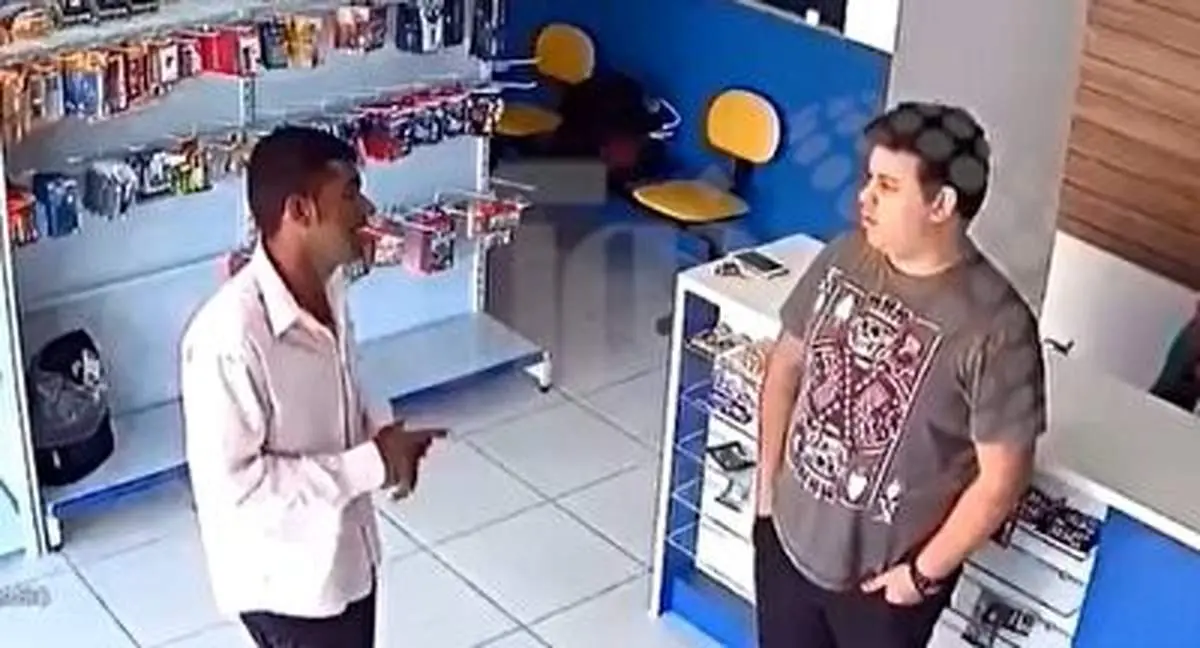 لحظه کشته شدن سارق مسلح در فروشگاه موبایل+ فیلم (۱۶+)