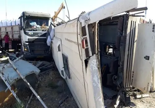 تصادف وحشتناک قطار با اتوبوس در لس‌آنجلس/ ۵۰ نفر زخمی شدند