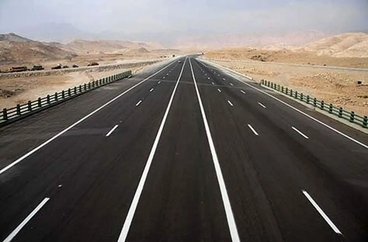 فیلم فرو رفتن اتوبوس مسافربری در تریلر/ ۱۸ زن و مرد اصفهانی لت و پار شدند