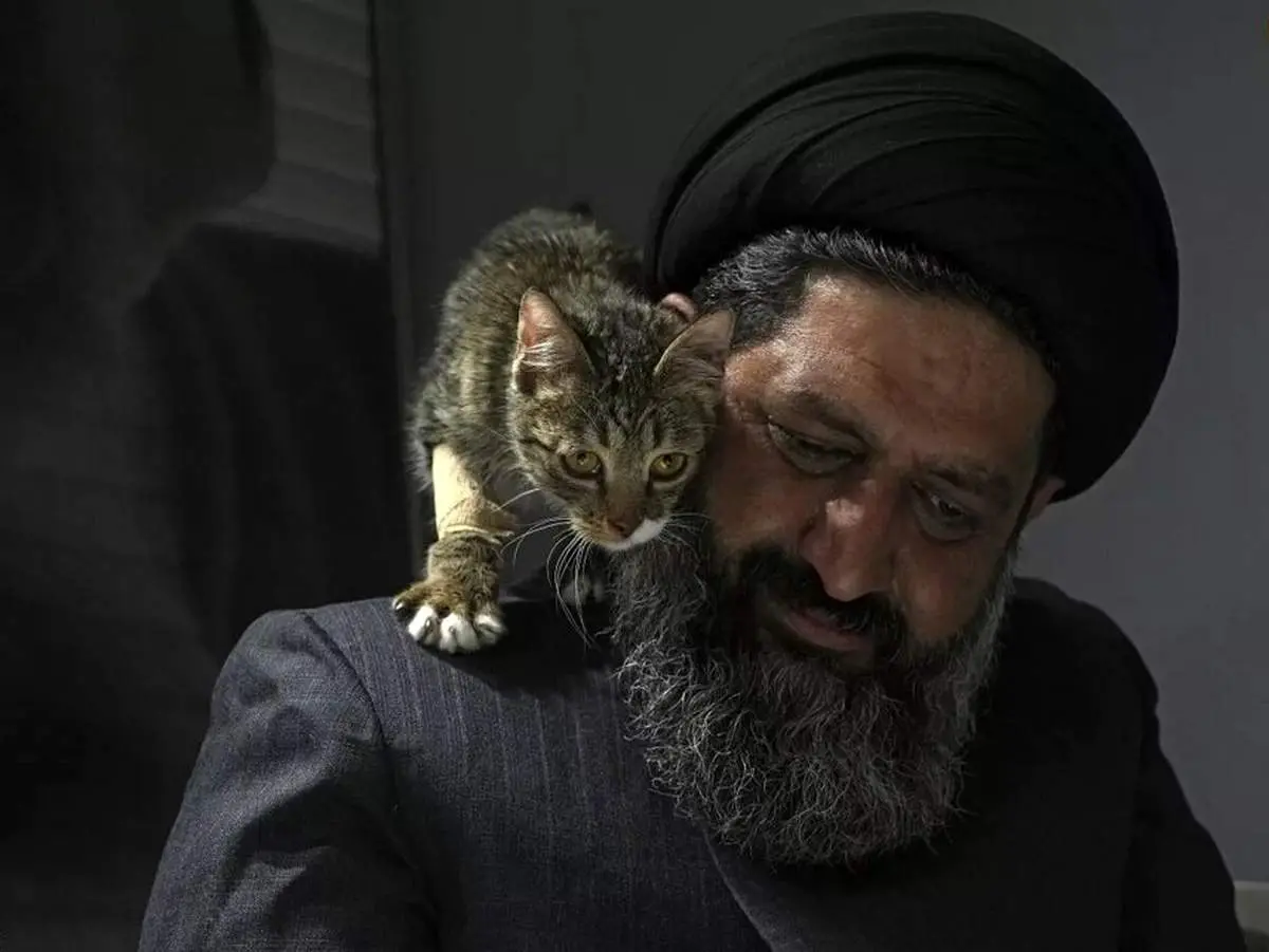 روحانی محبوبی که از سگها مراقبت میکند+تصویر