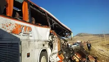 فاجعه در اتوبان/ برخورد شدید یک اتوبوس با کامیون+ ویدئو
