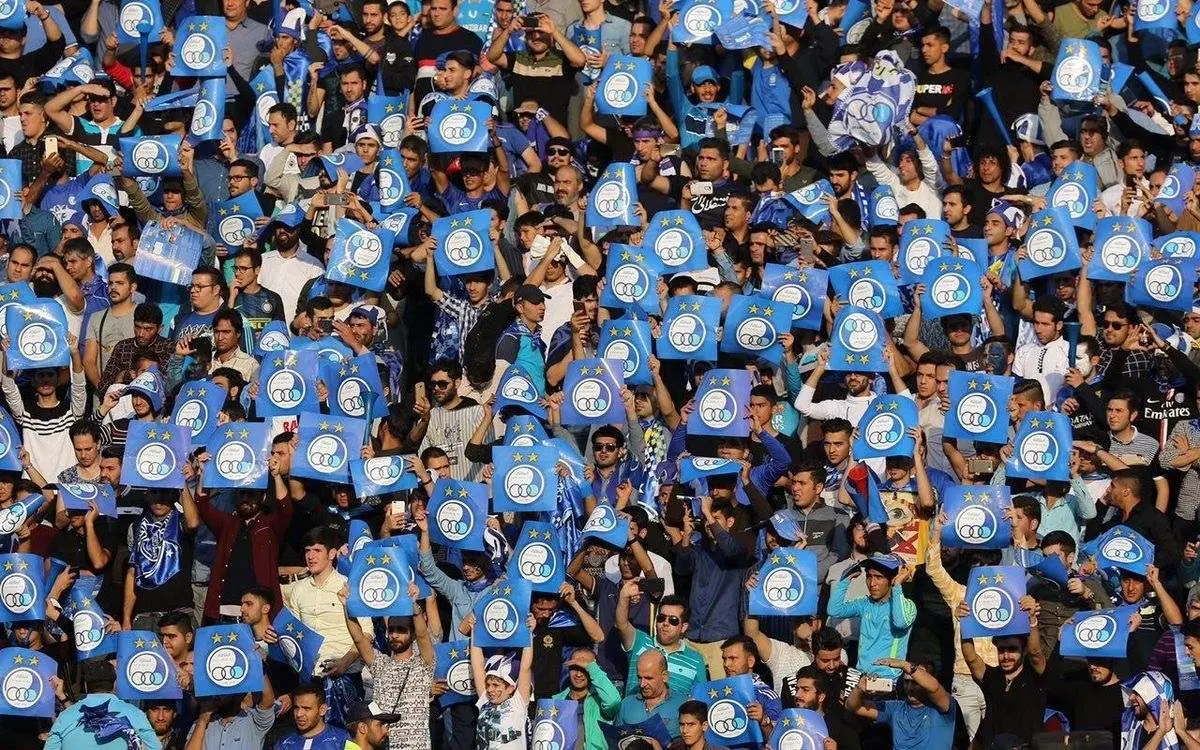 حضور هواداران استقلال مقابل باشگاه برای حمایت از جواد نکونام+ فیلم