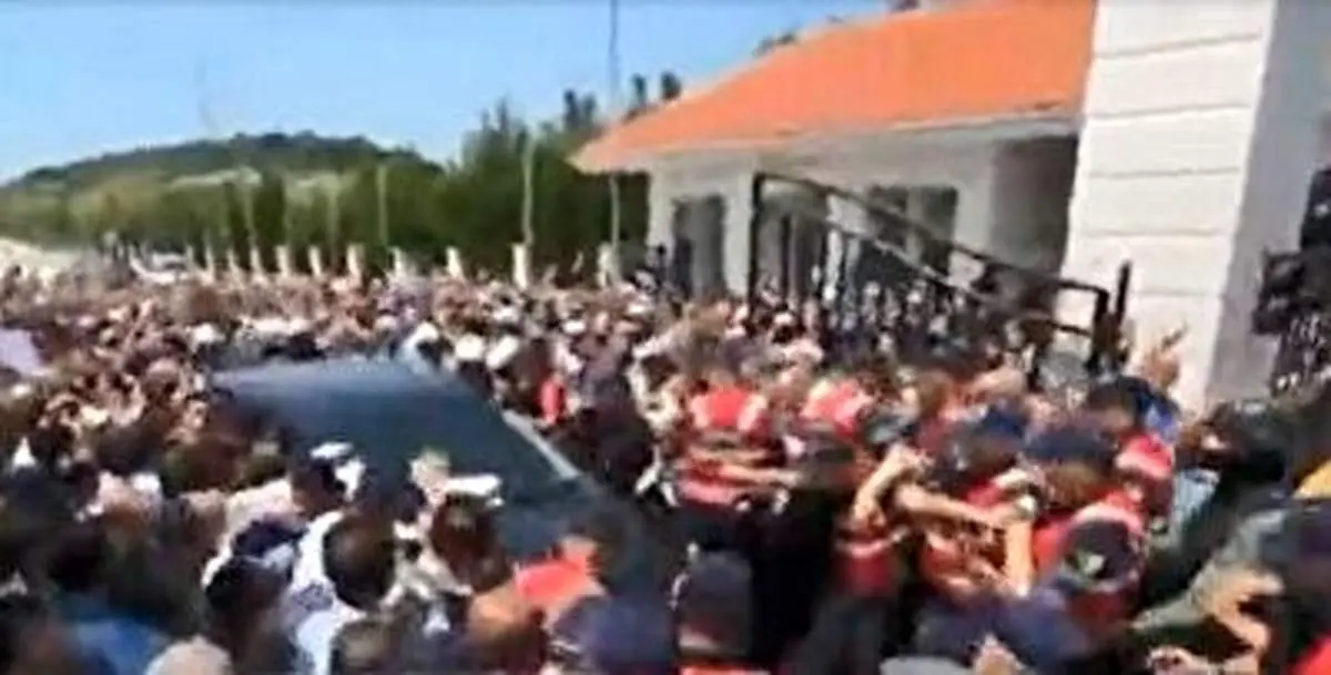 درگیری خونین اعضای مجاهدین خلق با یگان ضد تروریسم پلیس آلبانی/ ضجه زدن های یاران مریم رجوی در مقابل دوربین های تلویزیونی+ فیلم