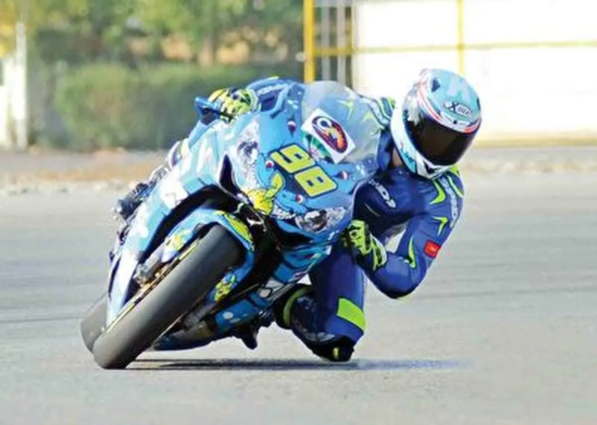 صحنه عجیب گیرکردن پرنده در موتورسیکلت حین مسابقه موتورسواری+ فیلم