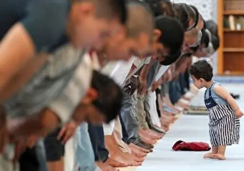 بازی جالب یک امام جماعت با کودکان در مسجد+ عکس