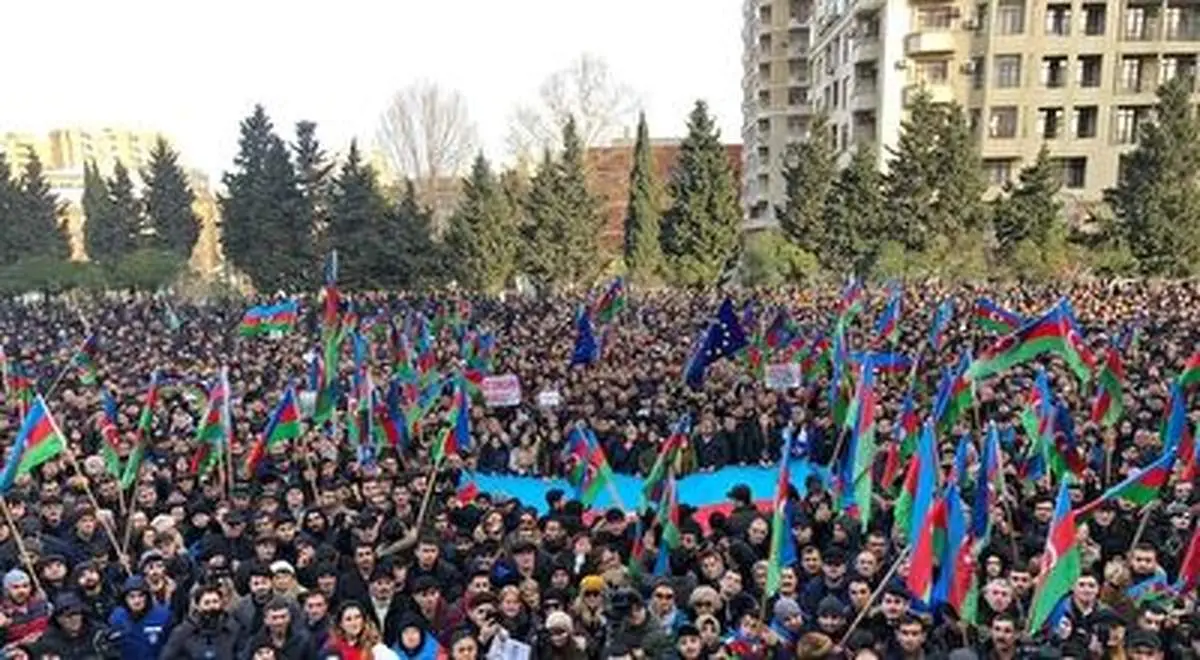 حمله وحشیانه سربازان علی اف به یک پیرزن+ فیلم