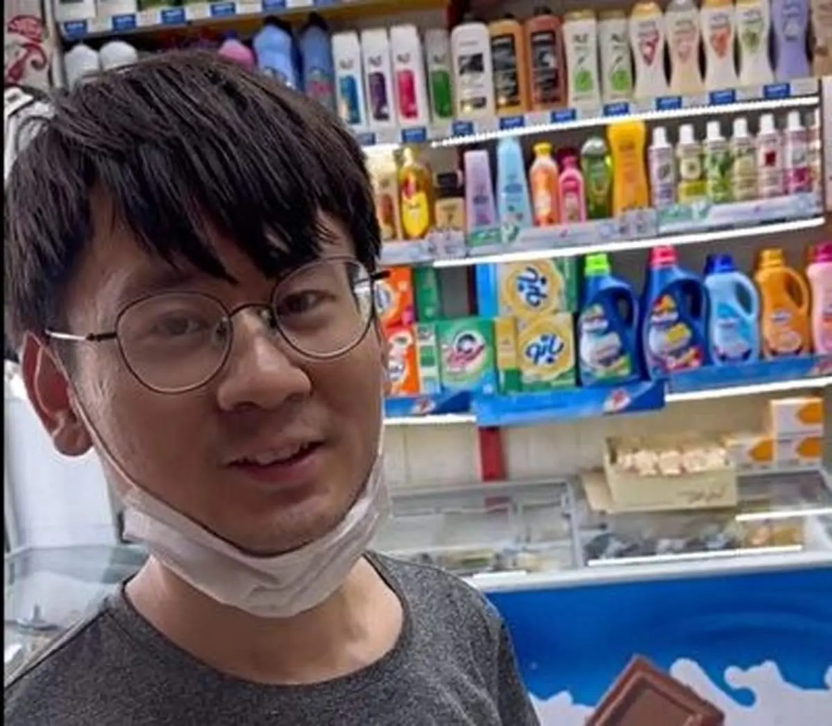 این مشتری چینی با کارت بانکی عجیبش در ایران سوژه رسانه ها شد!+ فیلم