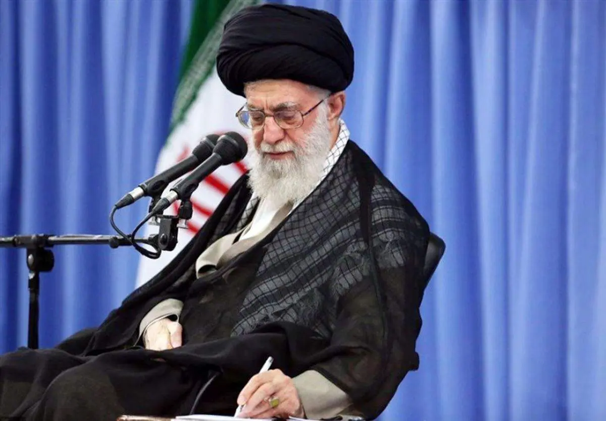 تصویری کمتر دیده‌شده از رهبر انقلاب کنار پدر