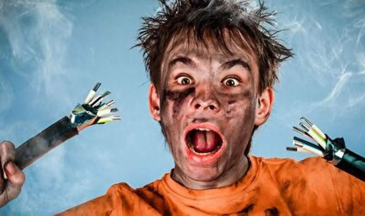 برق گرفتگی وحشتناک یک مرد در سوپرمارکت!+ فیلم