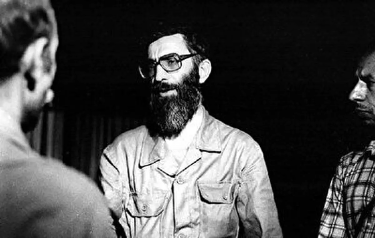 فیلمی کمتر دیده شده از انتقال رهبر انقلاب پس از ترور به بیمارستان