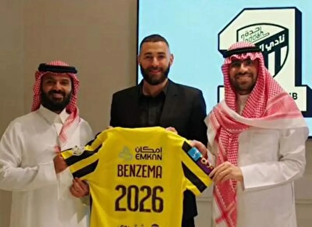 ورود هیجان انگیز کریم بنزما با لباس الاتحاد به ورزشگاه+ فیلم
