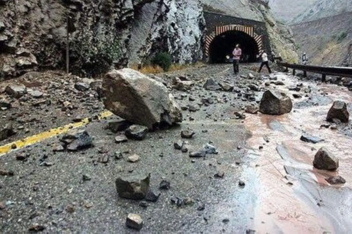  مدفون شدن یک خودرو در جاده چالوس!+ فیلم
