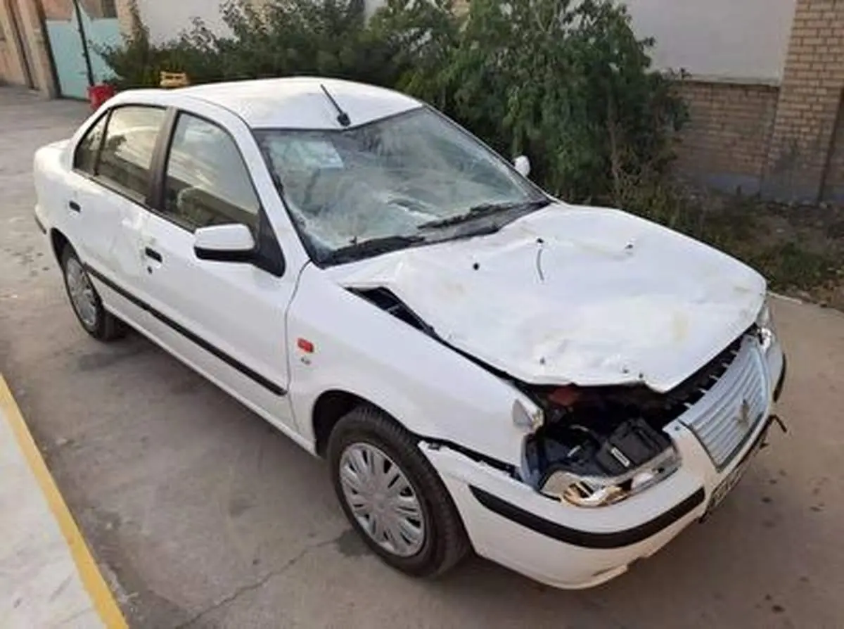 دو نیم شدن سمند در برخورد وحشتناک با تیر چراغ برق!+ فیلم