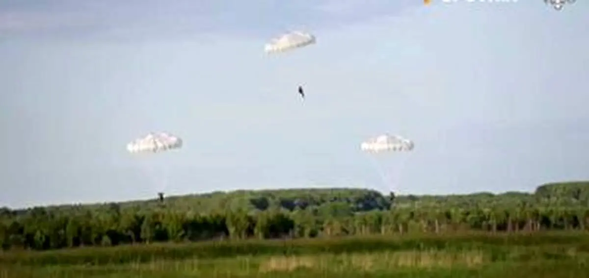 فرود بیش از ۲۰۰ سرباز یگان هوابرد گارد ایوانووا در منطقه کوستروما در روسیه‌+ فیلم