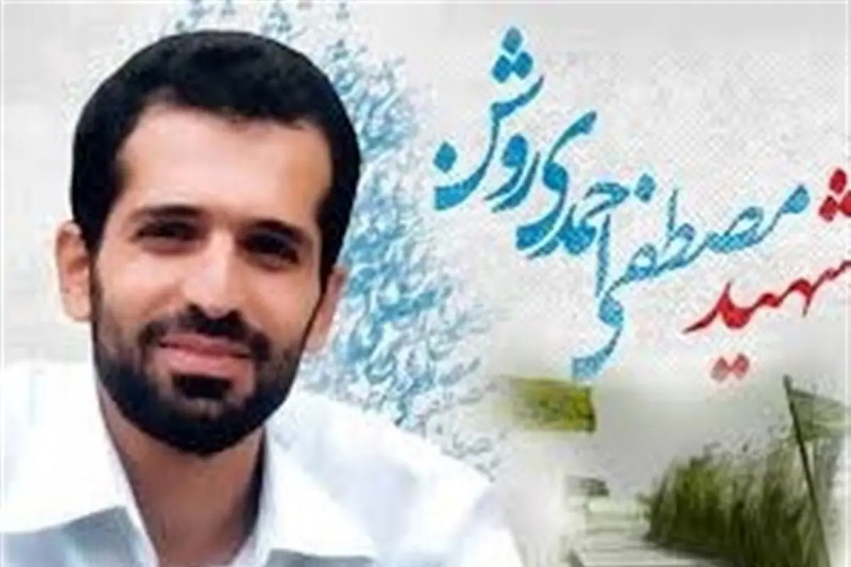 تصویری از پسر شهید احمدی روشن در دیدار با رهبر انقلاب