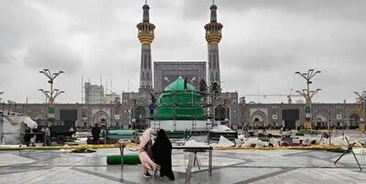 فوتبال بازی کردن کودکان در صحن پیامبر اعظم حرم رضوی+ فیلم