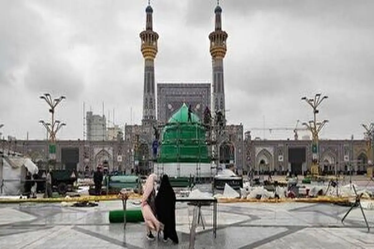 فوتبال بازی کردن کودکان در صحن پیامبر اعظم حرم رضوی+ فیلم