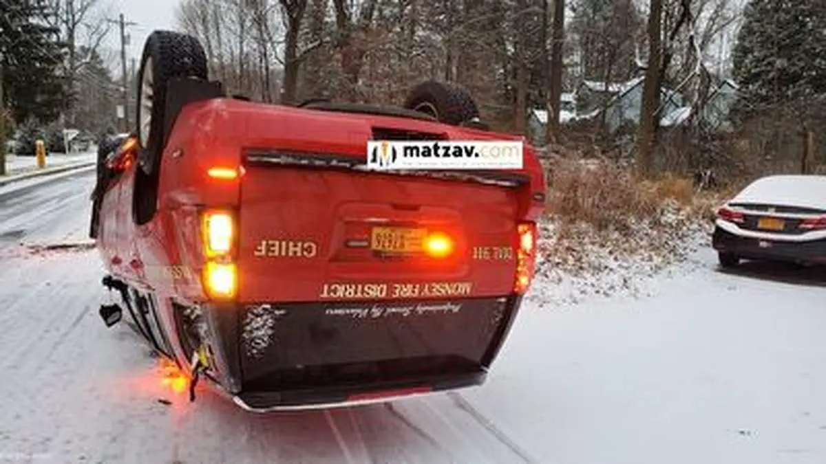 لحظه برخورد شدید یک خودرو با تیر چراغ برق!+ فیلم