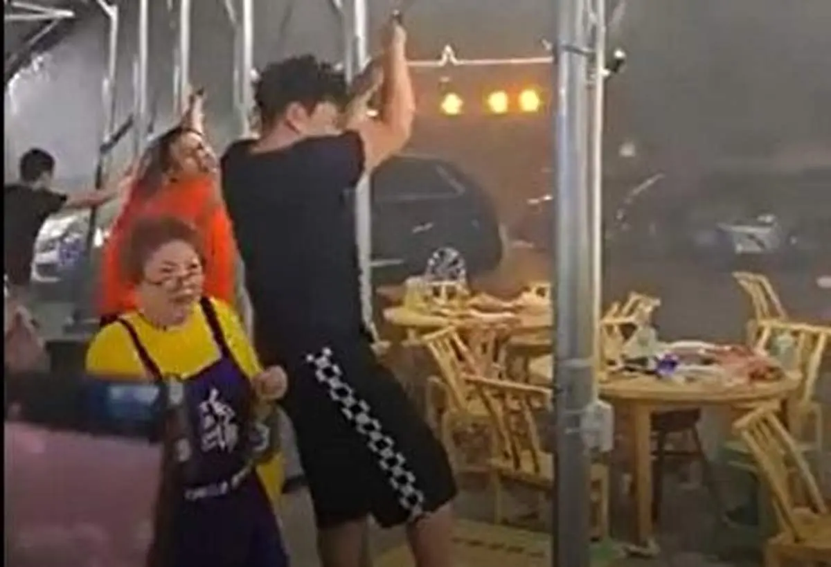 باد شدید، صاحبان کافه ها و سایبانشان را با هم برد!+ فیلم