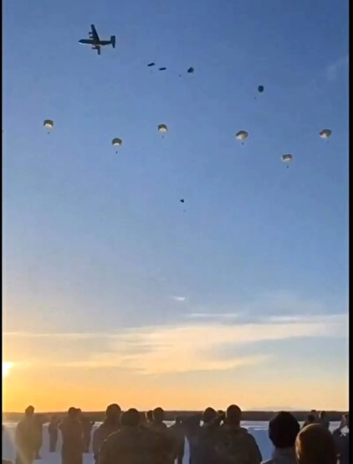 لحظه دلهره آور از باز نشدن چتر نجات یکی از تفنگداران آمریکایی+ فیلم