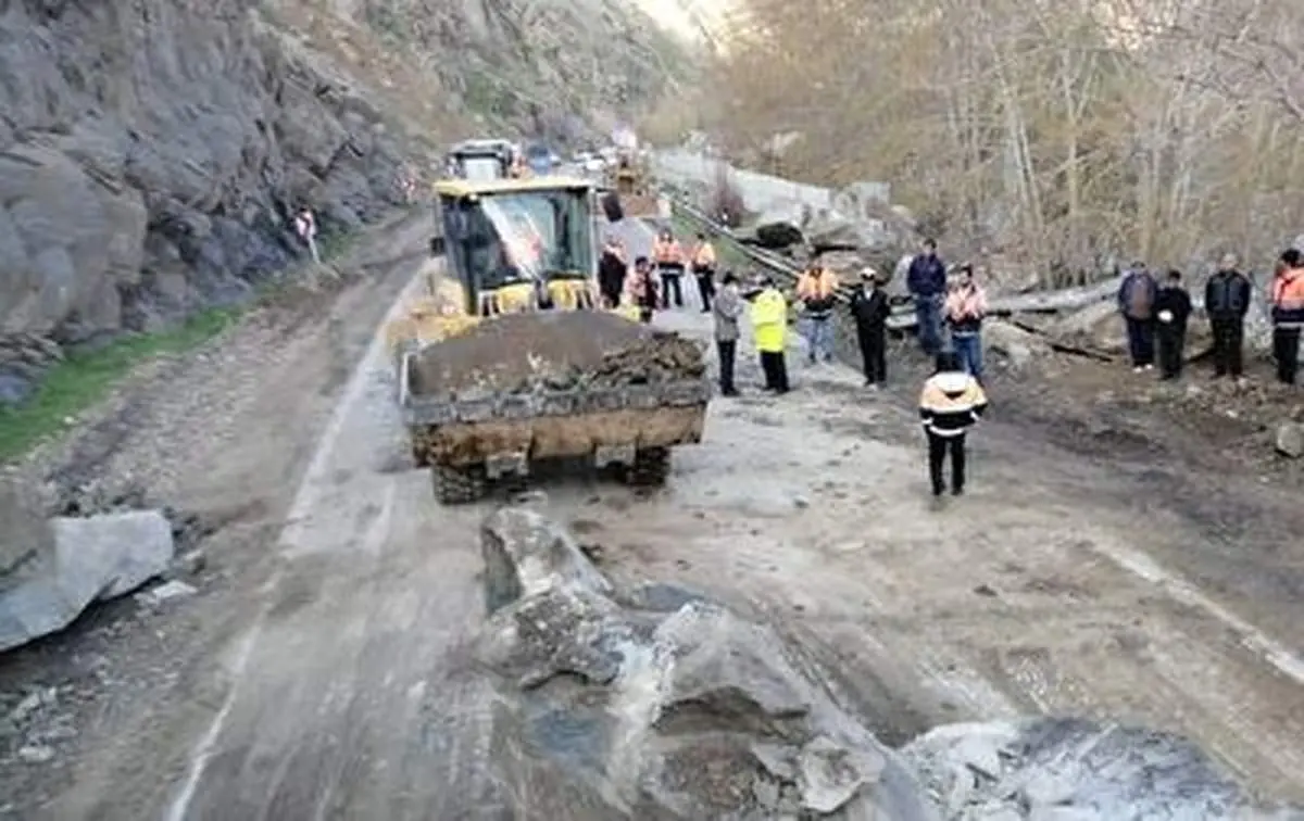 حجم باورنکردنی گل و لای در تونل جاده چالوس!+ فیلم