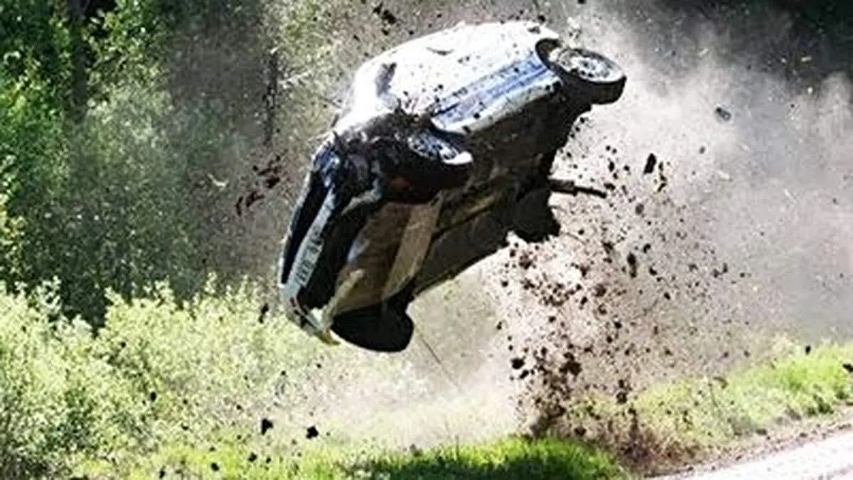 صحنه عجیب پرواز خودرو به دلیل سرعت زیاد!+ فیلم