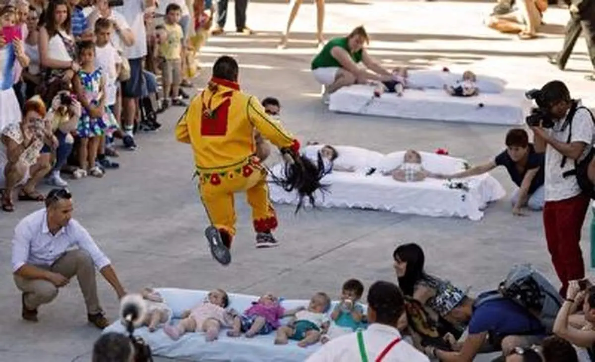 سنت خطرناک پرش از روی نوزادان برای دفع شر!+ فیلم