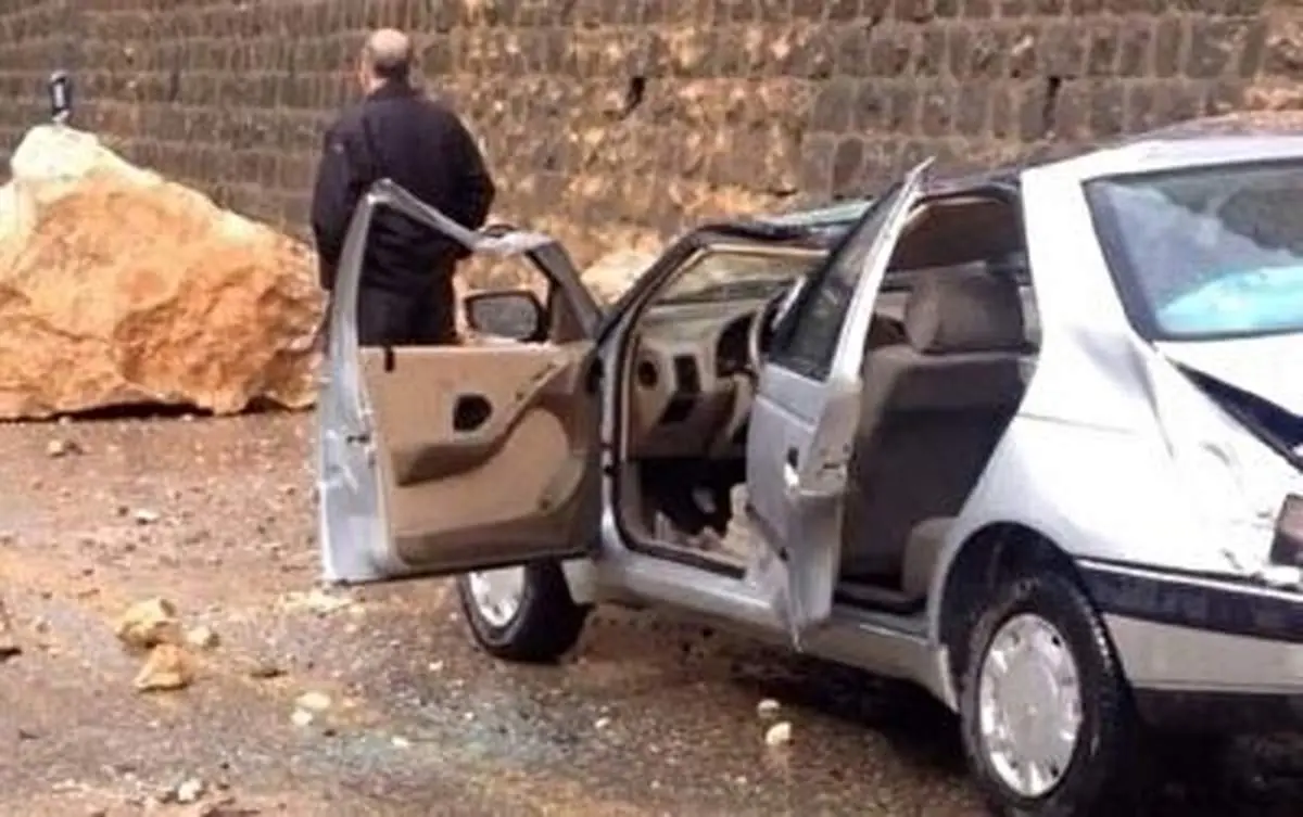 تصاویری بهت‌آور از ریزش کوه روی خودروها در جاده چالوس+ فیلم