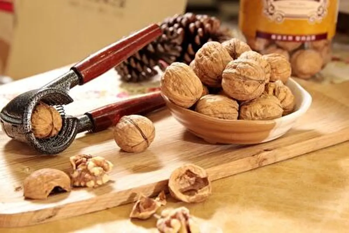 یک عمر گردو را اشتباه پوست کندیم!+ فیلم