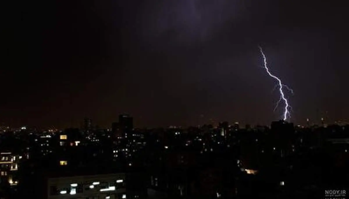 لحظه وقوع رعد و برق وحشتناک در یک استادیوم فوتبال+ فیلم