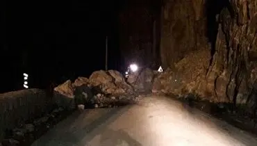 تصاویری بهت‌آور از ریزش کوه روی خودروها در جاده چالوس