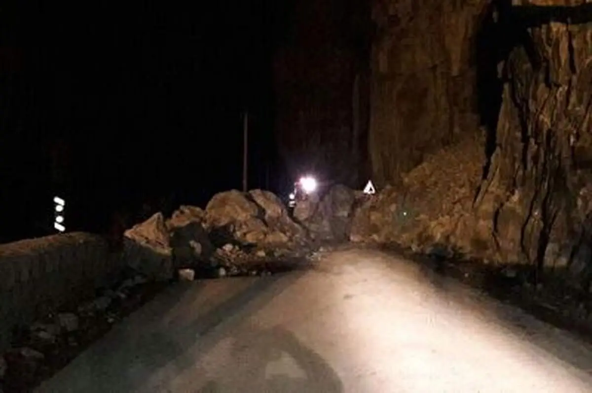 تصاویری بهت‌آور از ریزش کوه روی خودروها در جاده چالوس