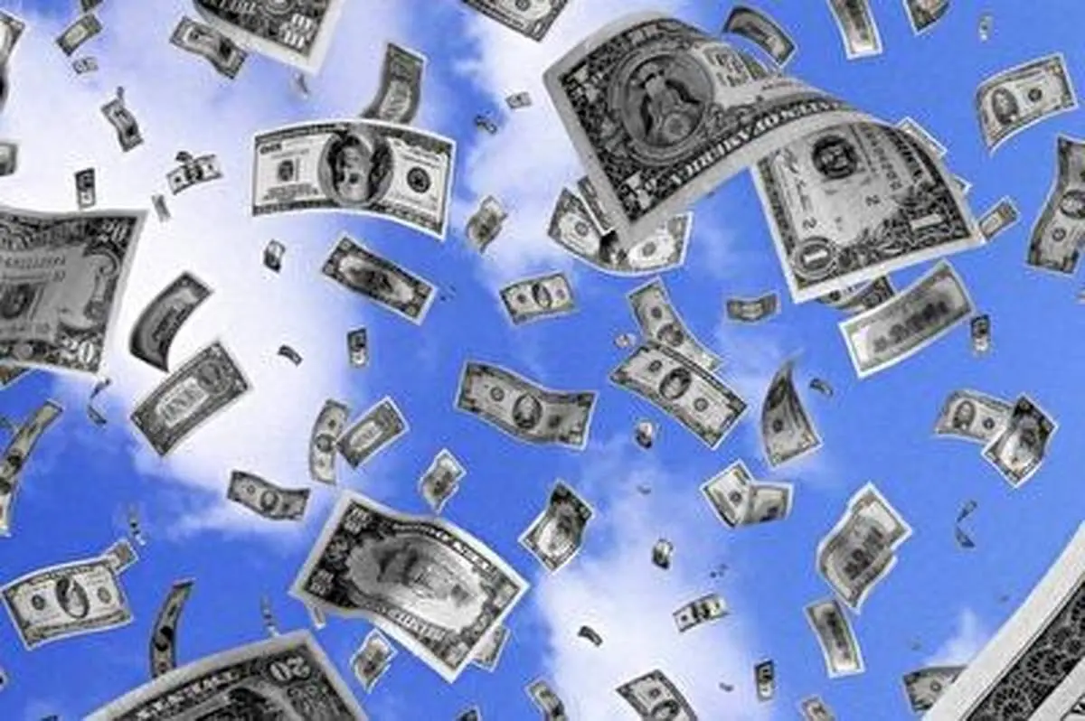 پخش شدن اسکناس های خودپرداز سیار وسط اتوبان در روز عید قربان+ فیلم