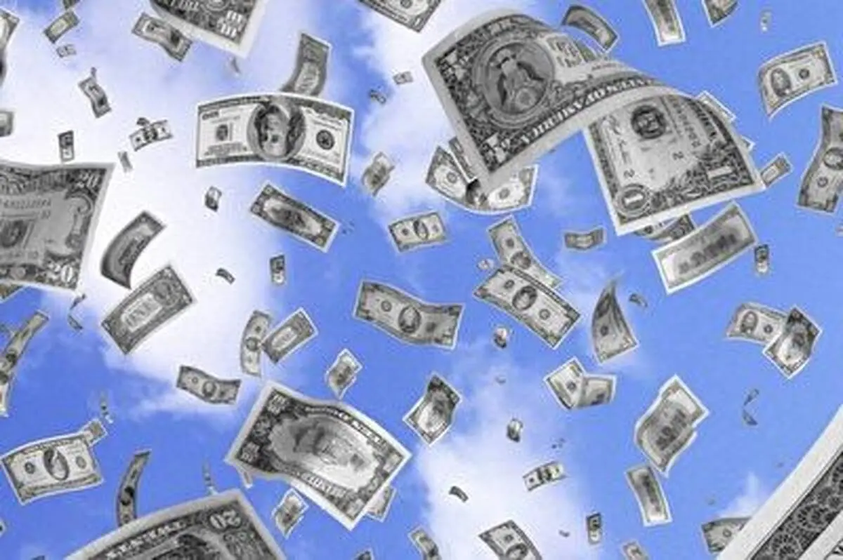 پخش شدن اسکناس های خودپرداز سیار وسط اتوبان در روز عید قربان+ فیلم