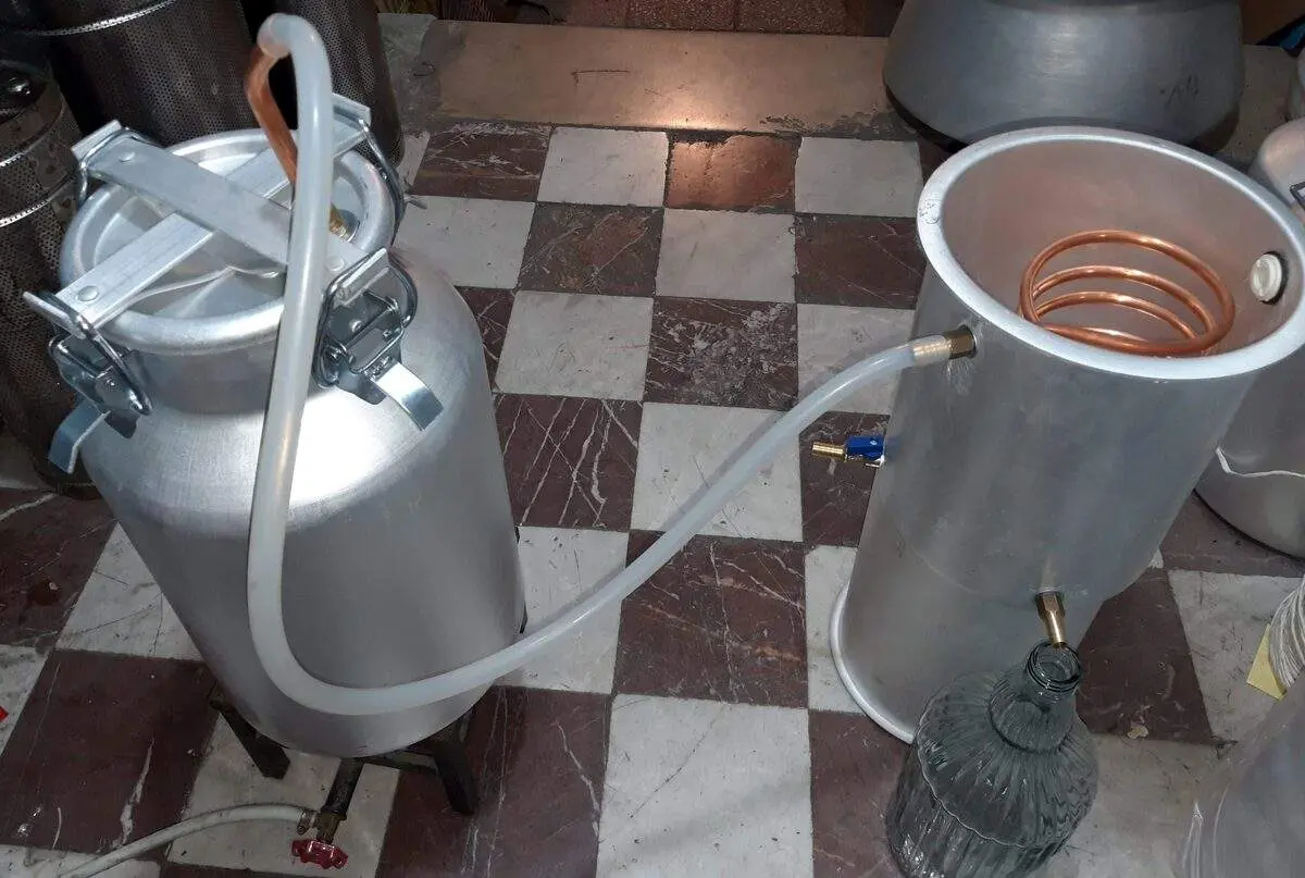 مشروب تقلبی جان هنرمند سرشناس را هم گرفت/پلیس: مرگ الکُلیها زنجیره ای نیست