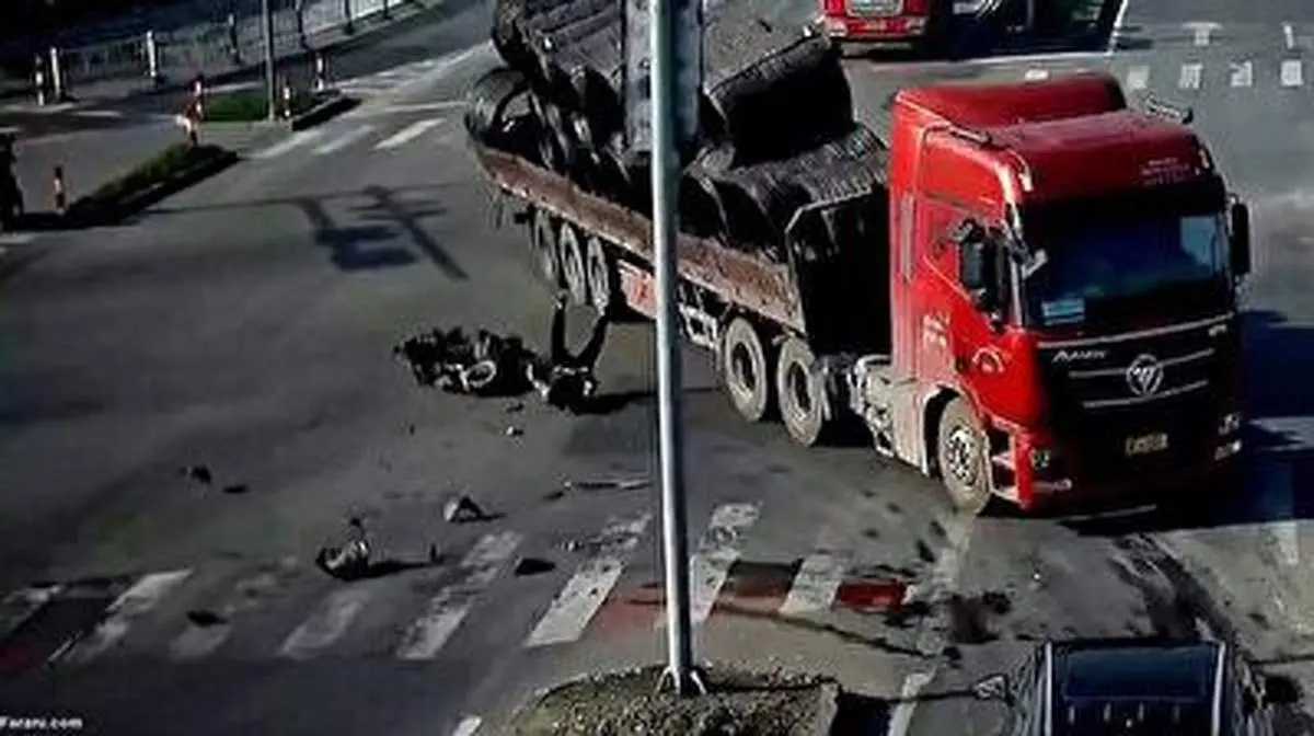 لحظه دلهره‌آور چپ شدن یک تریلی روی پراید و خودرو شاسی‌بلند +فیلم