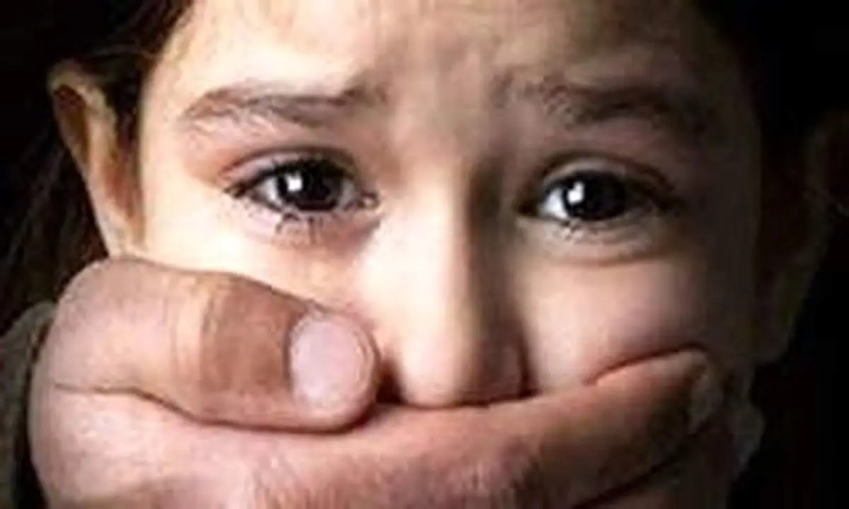 لحظه ربوده شدن دختربچه ایرانی از مقابل درب خانه+ فیلم