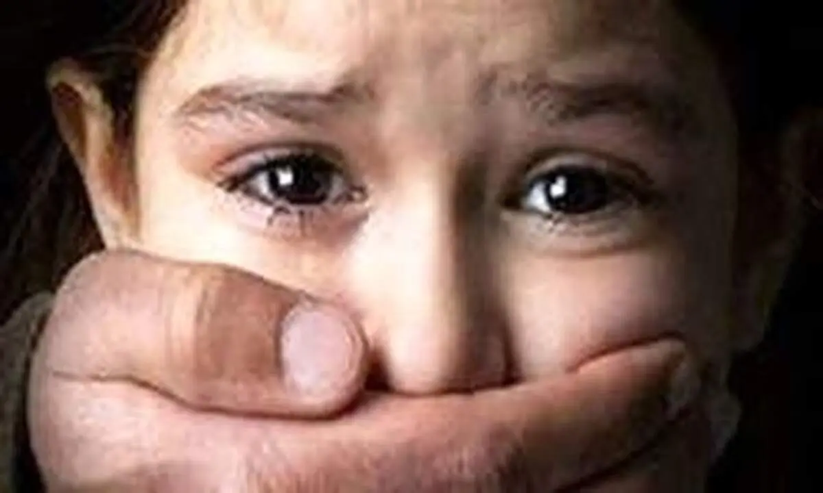 لحظه ربوده شدن دختربچه ایرانی از مقابل درب خانه+ فیلم