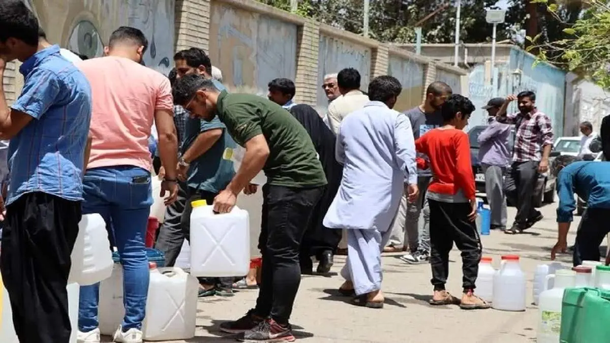 تصویری عجیب از صف آب شرب مردم زاهدان!
