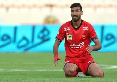 شهریار مغانلو در حال ذکر گفتن روی نیمکت ایران