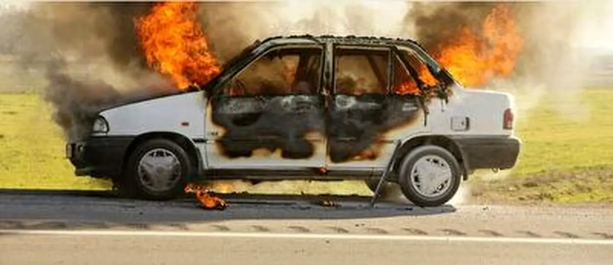 آتش گرفتن وحشتناک یک پراید در یکی از خیابان‌های مشهد+ فیلم