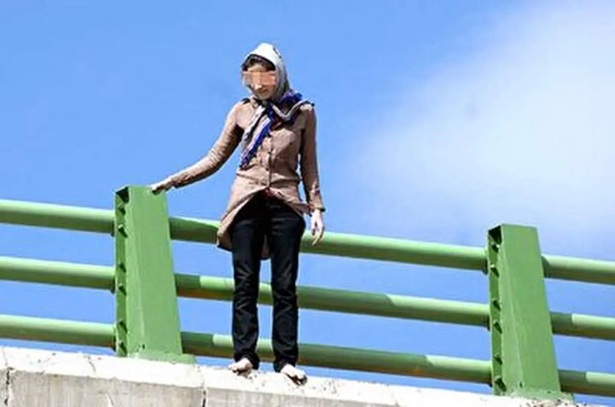 لحظه نفسگیر خودکشی دختر تبریزی از روی پل+ فیلم