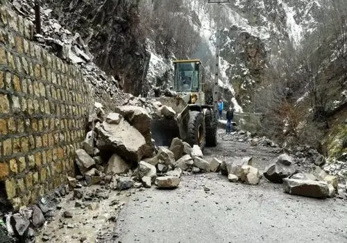 مسدود شدن جاده کندوان به دلیل بارش سنگین برف 