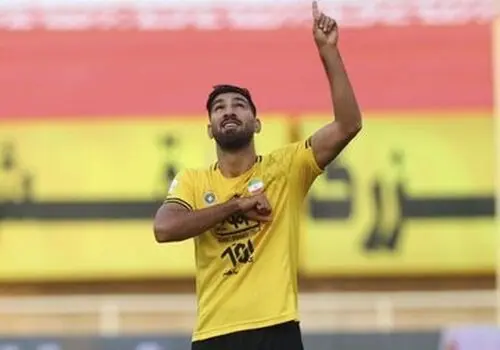 شهریار مغانلو در حال ذکر گفتن روی نیمکت ایران