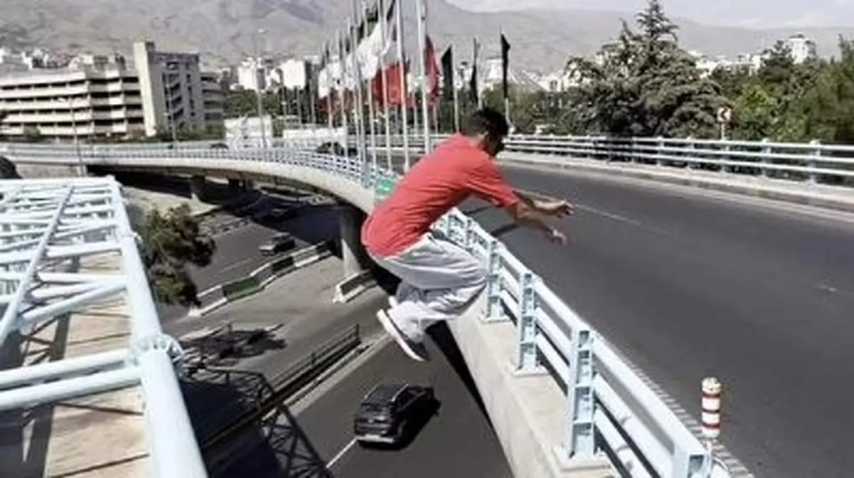 بازی با مرگ پارکورکار بر روی پلی در تهران+ فیلم