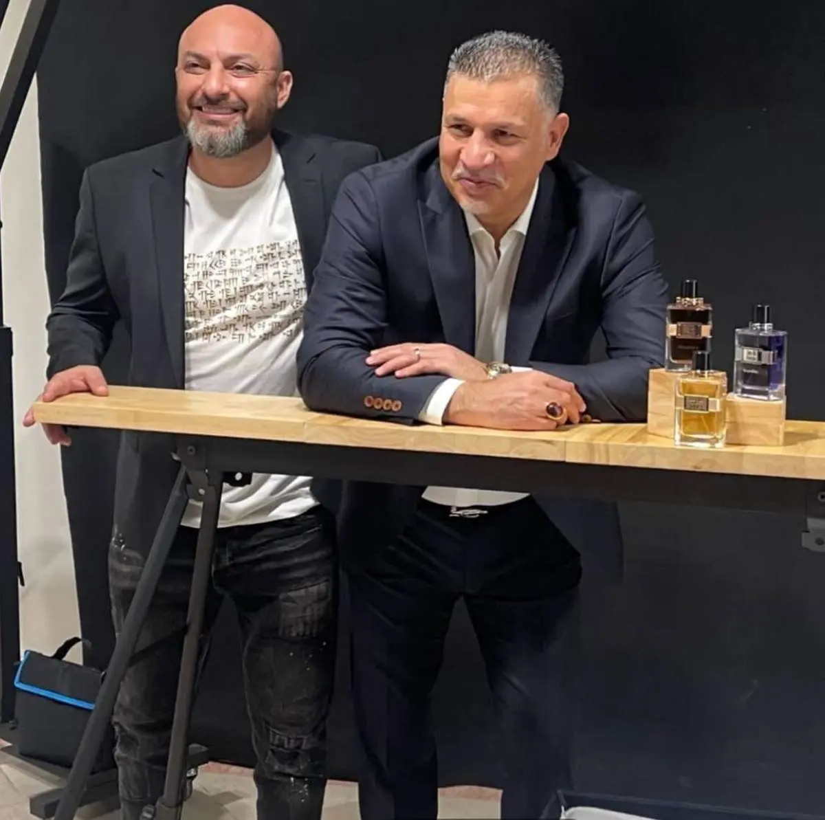 لبخند جالب علی دایی در پشت‌صحنه معرفی برند عطرش +عکس