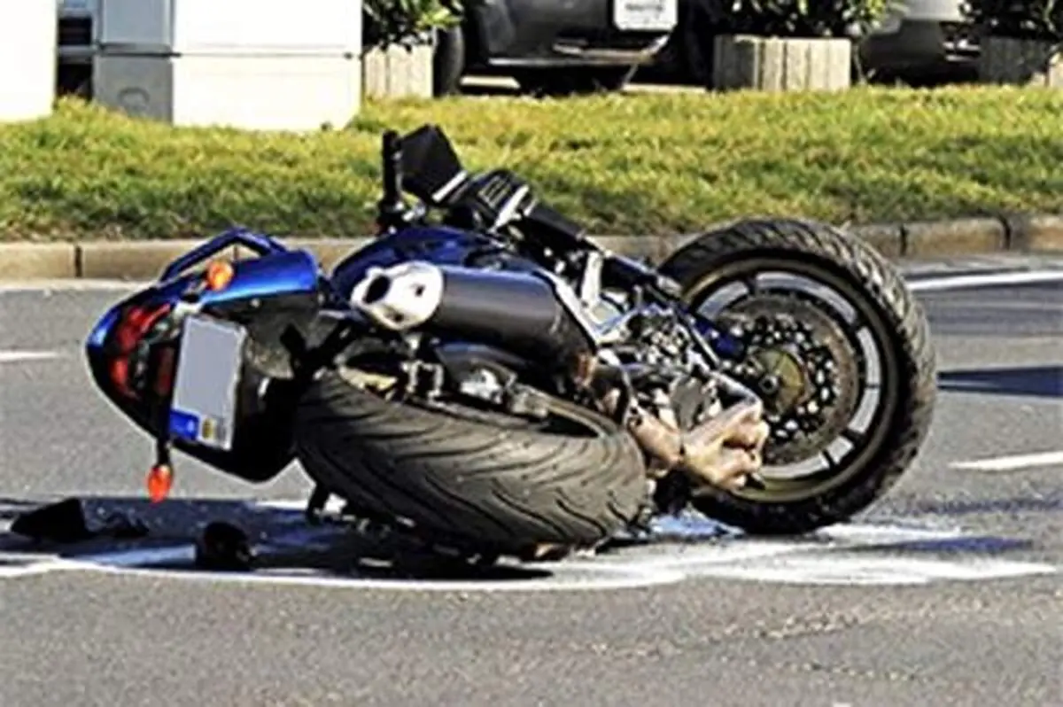 تصادف وحشتناک یک موتورسوار پس از تک چرخ زدن وسط جاده +فیلم