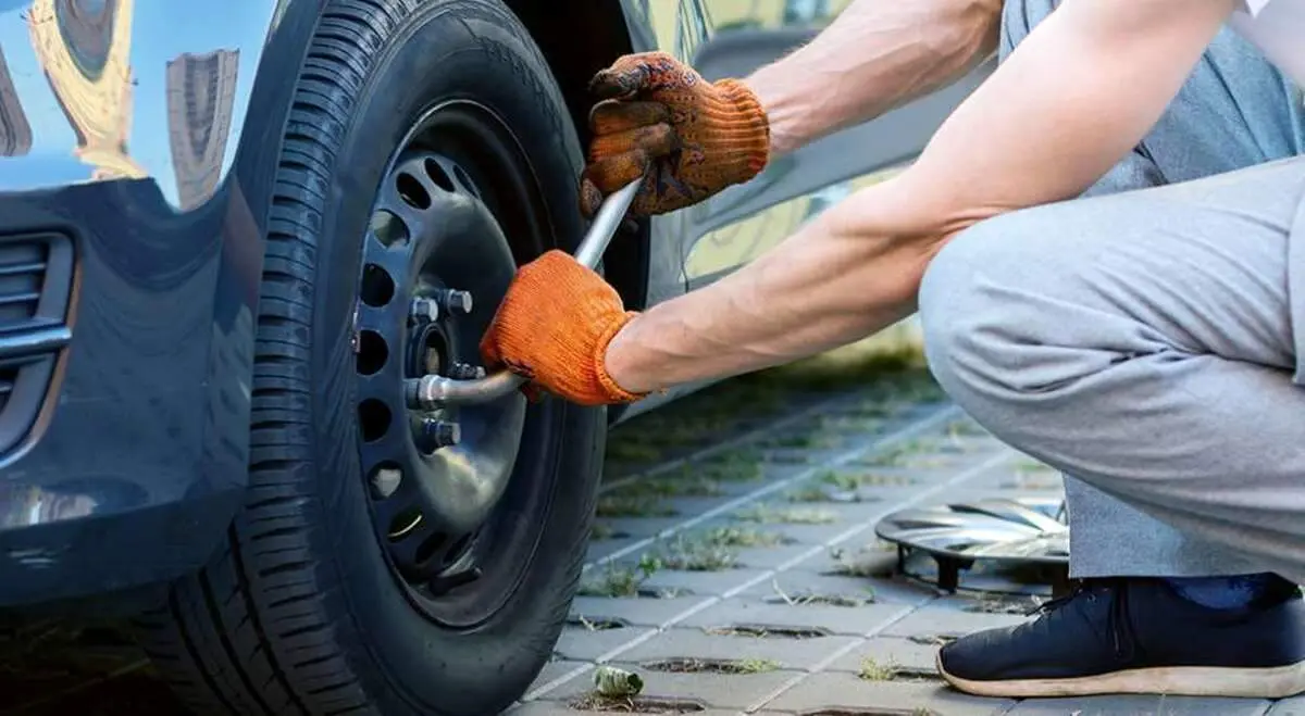 کمک پلیس راهور به یک زن برای پنچرگیری وایرال شد+ عکس