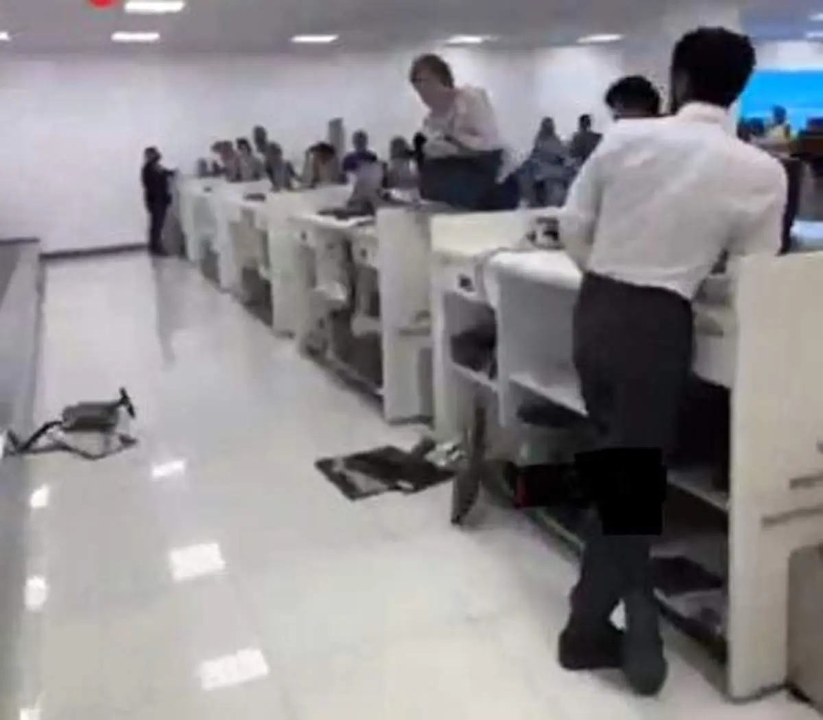 واکنش عجیب و غریب یک زن در فرودگاه به پس ندادن پولش پس از کنسل شدن پرواز!+ فیلم