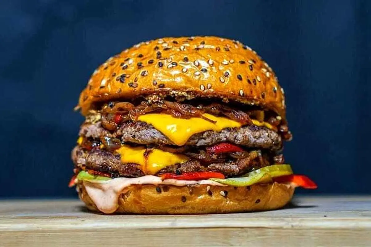 این همبرگر عجیب ترین خوراکی جهان است!+ عکس